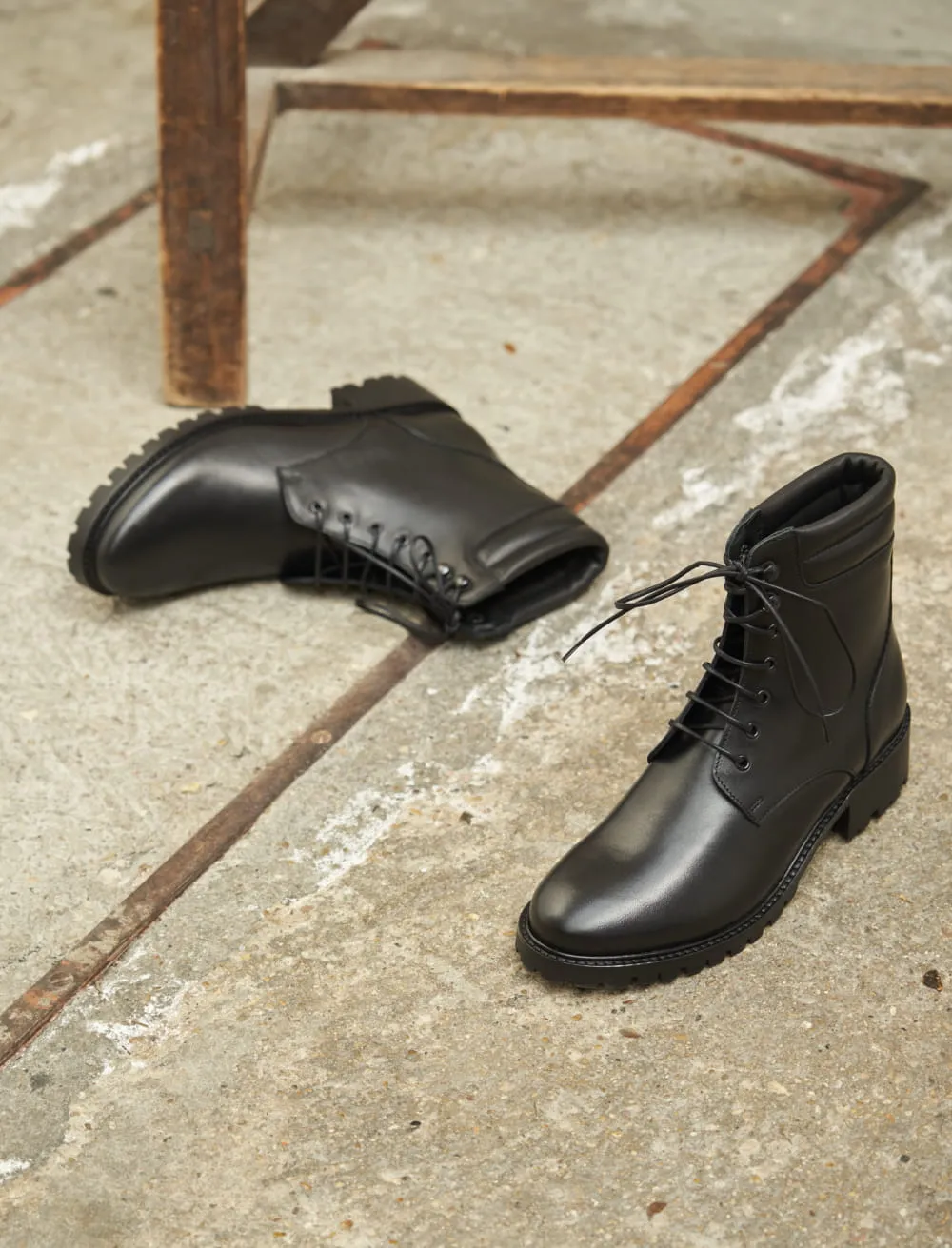 Combat Boots Cuir Noir Femme: La Femme Convoitée la boots confortable de l'hiver