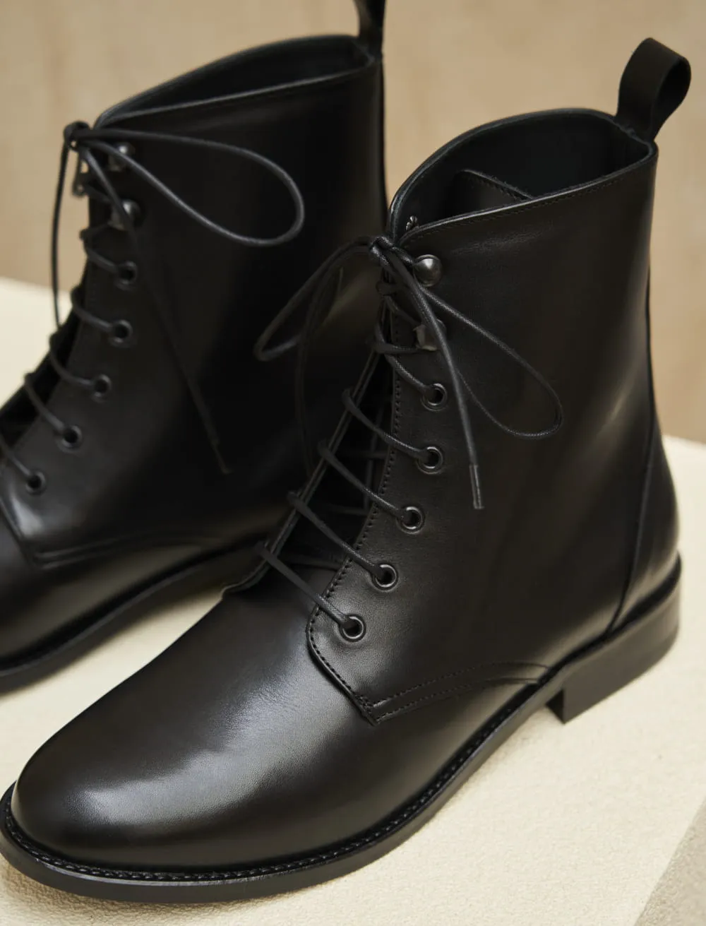 Combat Boots Cuir Noir Femme: La Femme Maladroite la boots confortable de l'hiver