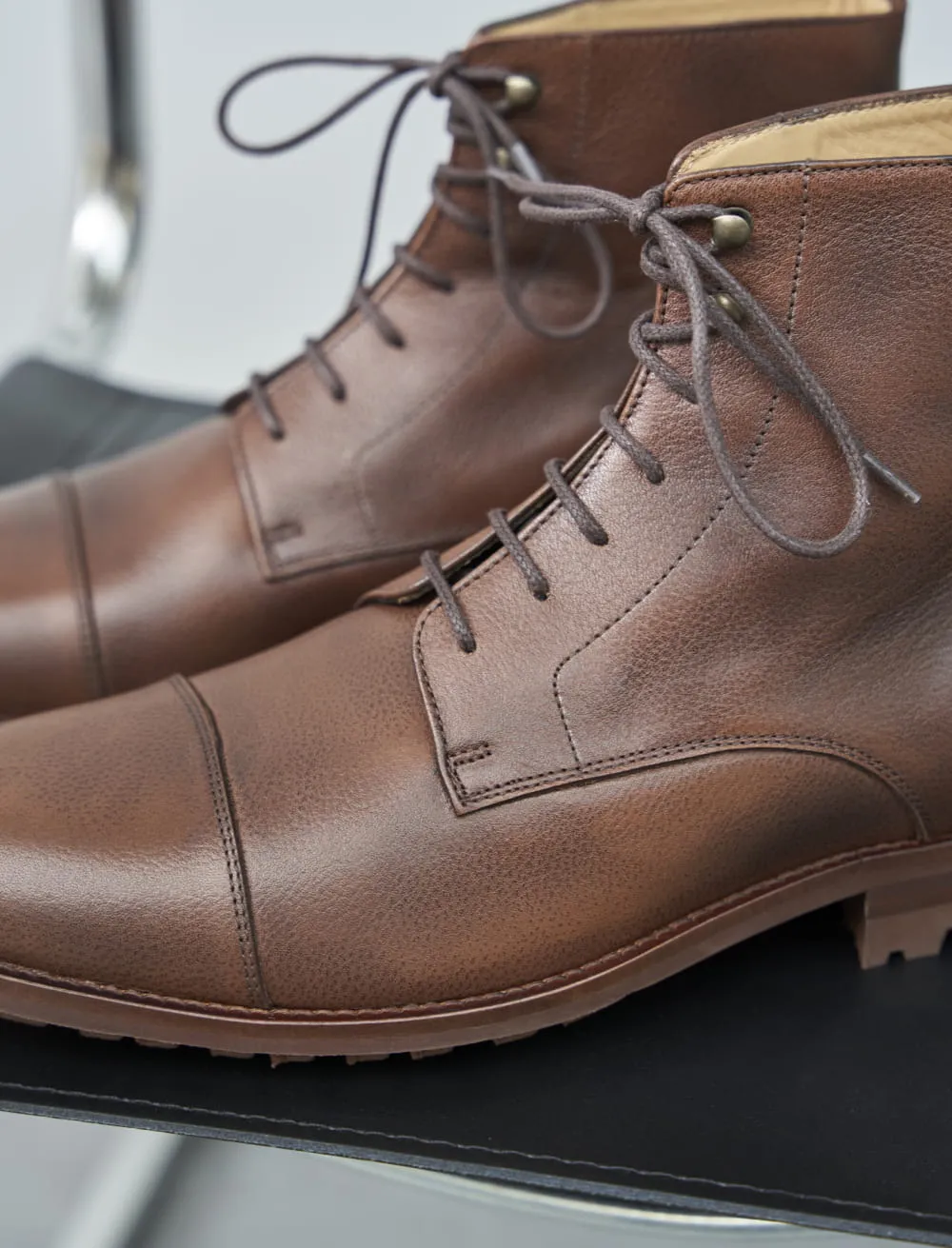 Combat Boots Elégantes Homme: L'homme Inconscient en Cuir Marron Grainé