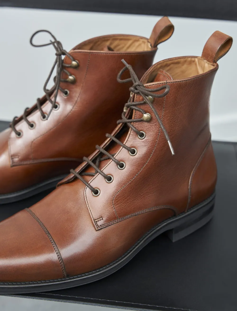 Combat Boots Elégantes Homme: L'homme Inconscient en Cuir patiné Bourbon