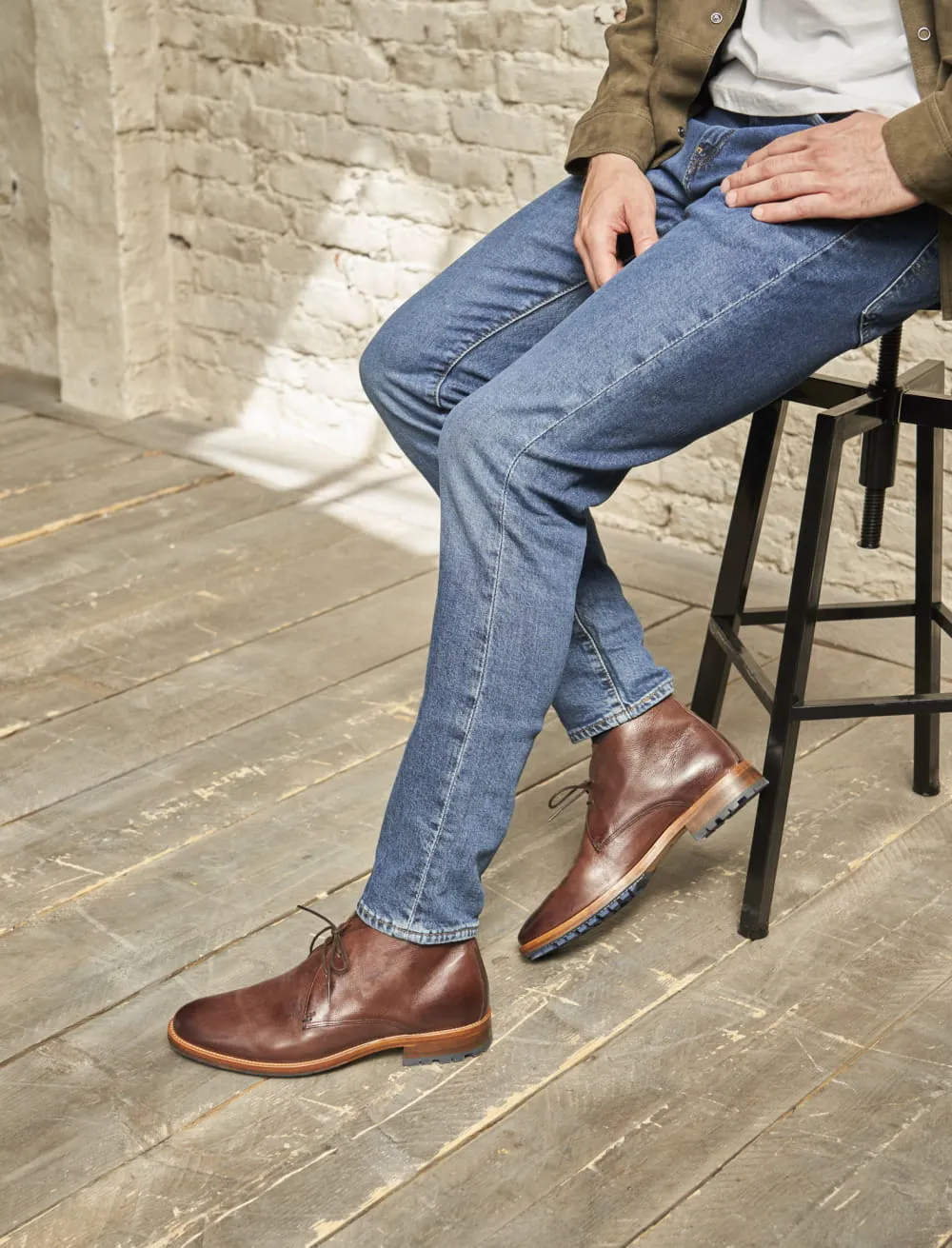 Desert Boots Cuir Marron Homme  : L'Homme Serein à Semelles Commando