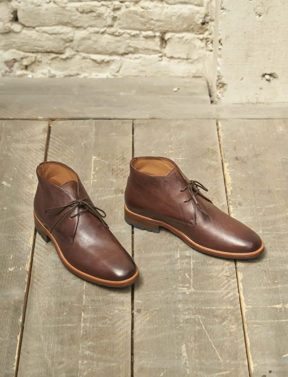 Desert Boots Cuir Marron Homme  : L'Homme Serein à Semelles Commando