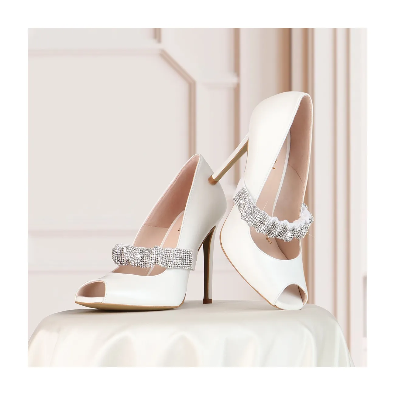 Escarpins de mariée en cuir blanc avec détail de sangle élastique en cristal | Chaussures femme LODI en ligne.