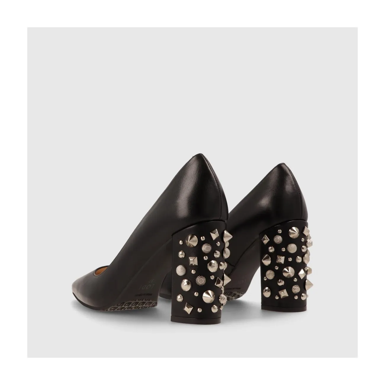 Escarpins pour femmes en cuir lisse noir avec clous décoratifs | Chaussures femme LODI en ligne.