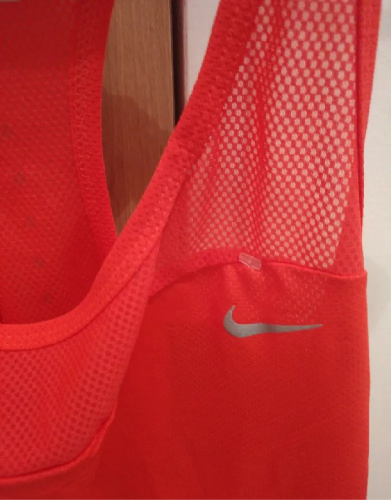 Nike - Débardeur running et sport rouge taille L - Neuf  neuf Ajouté le : 04/02/2023