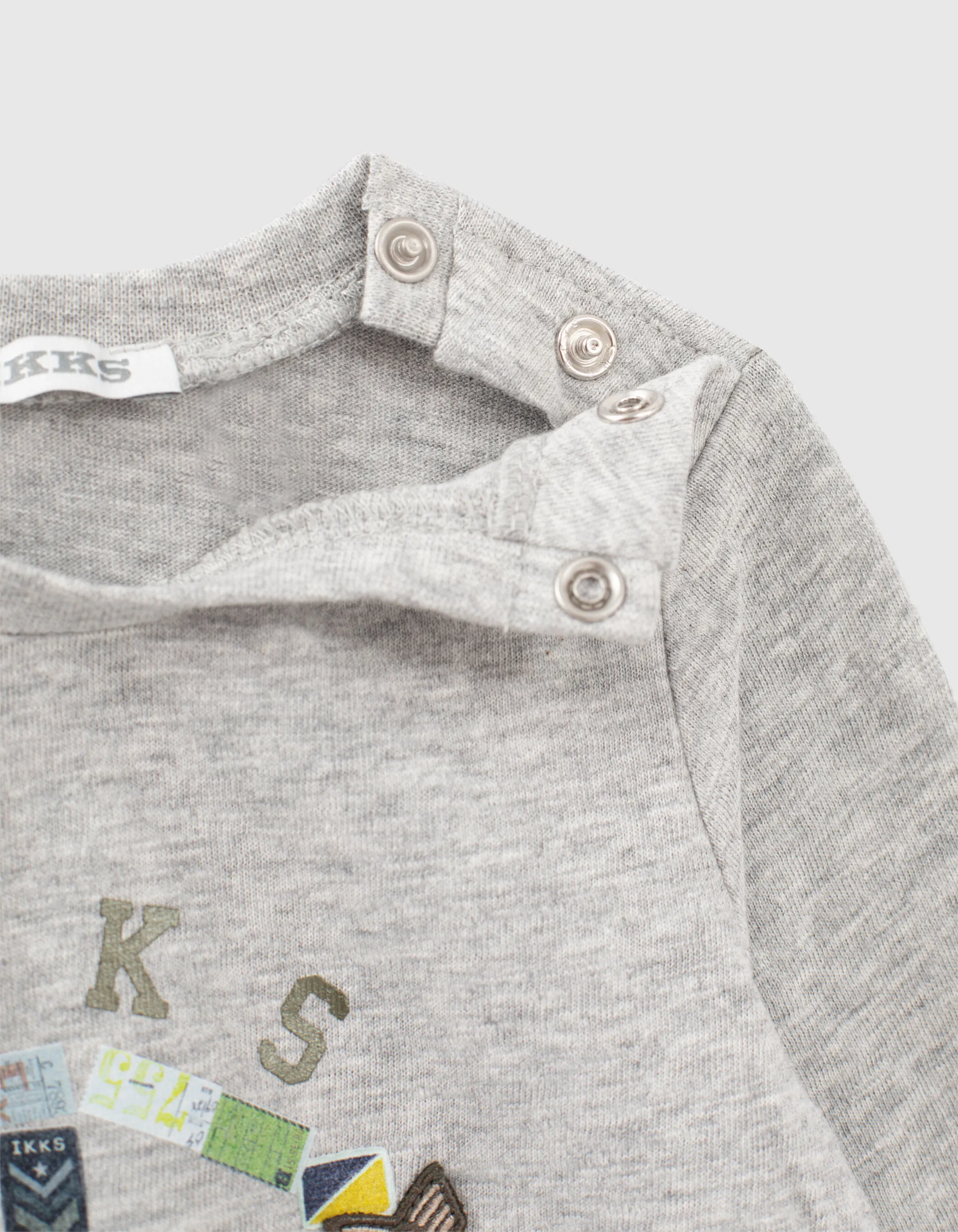 T-shirt gris avec visuels et badges aviateurs bébé garçon 