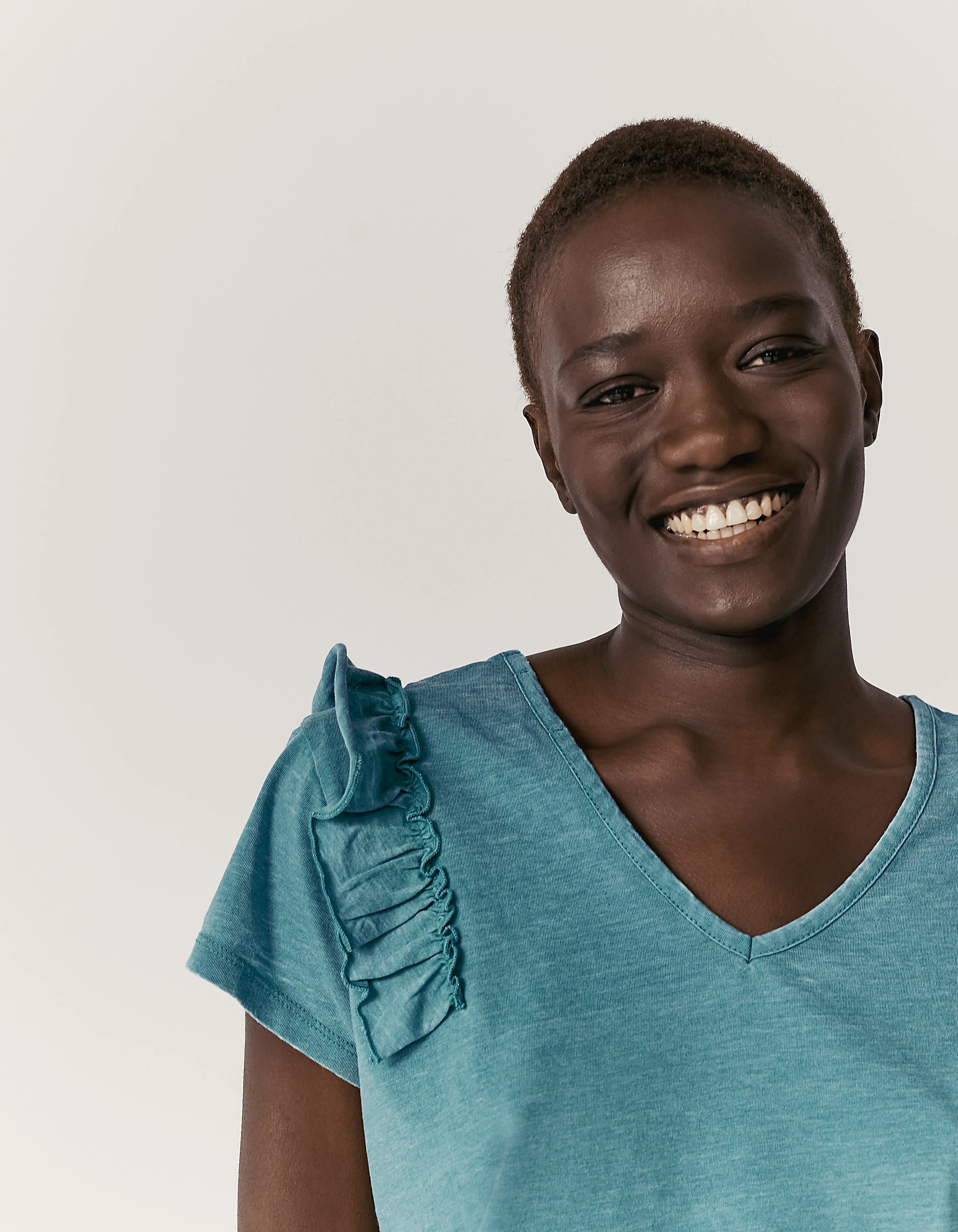 Tee-shirt émeraude devant dos épaules volantées femme